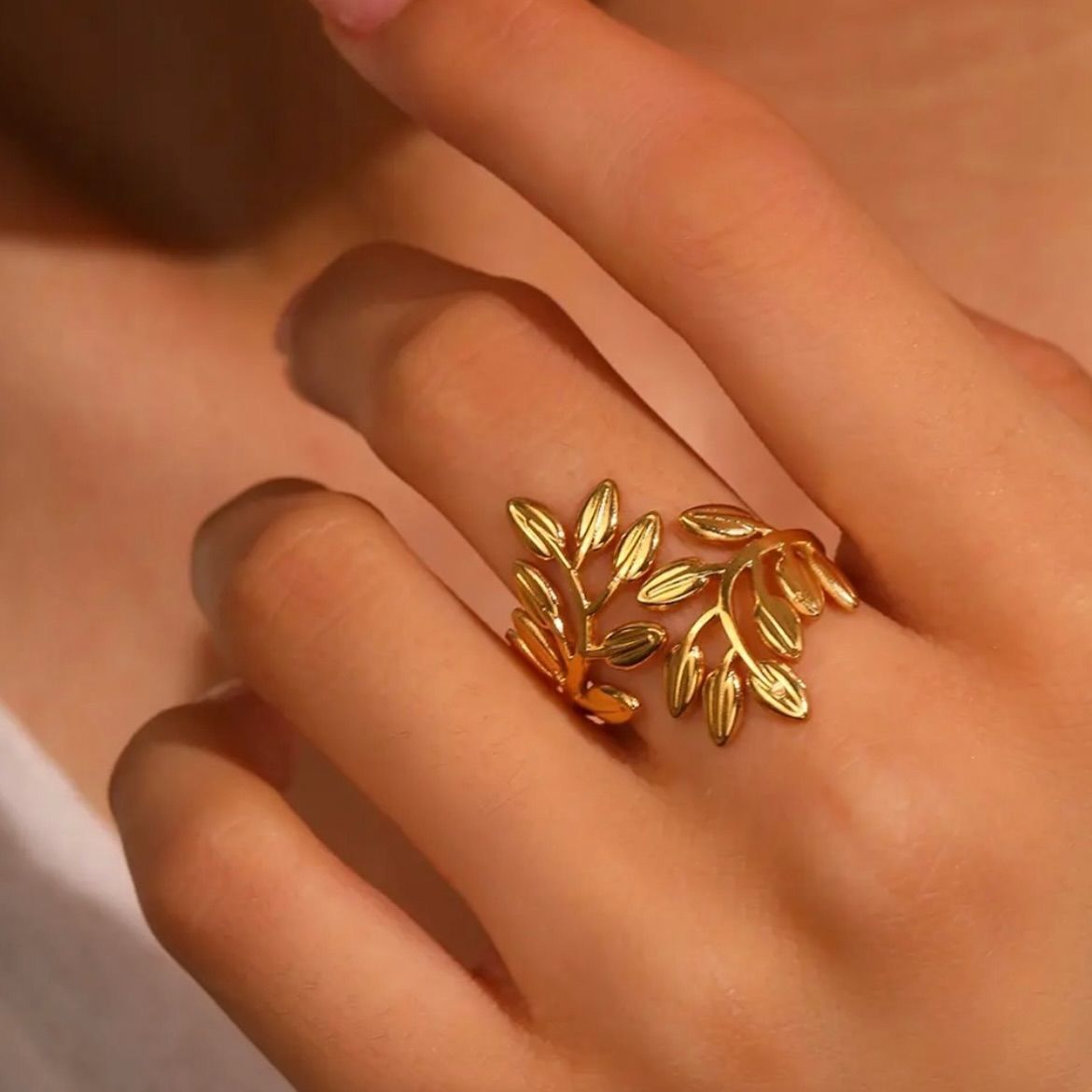 Eterna Leaf Ring – 18K Gold-Plated Stainless Steel